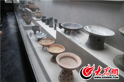 東夷文化博物館館內現(xiàn)有藏品850余件，品類豐富，特色突出