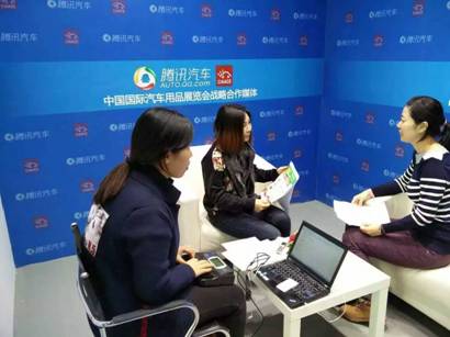 展會(huì)進(jìn)行當(dāng)中，貝適寶創(chuàng)始人之一的張冉冉女士在百忙之中也接受了騰訊汽車記者的專訪，暢談未來兒童安全座椅行業(yè)的發(fā)展趨勢(shì)，兒童安全座椅產(chǎn)品的功能期望以及自家智能座椅產(chǎn)品的一些細(xì)節(jié)。同時(shí)以一個(gè)孩子母親的角度也呼吁國(guó)內(nèi)兒童出行安全體系能夠盡快得以完善，為寶寶的出行安全營(yíng)造一個(gè)良好社會(huì)氛圍，她表示，隨著國(guó)內(nèi)家庭汽車保有量的逐年增長(zhǎng)，提升國(guó)內(nèi)父母的兒童出行安全意識(shí)現(xiàn)如今已經(jīng)迫在眉睫。