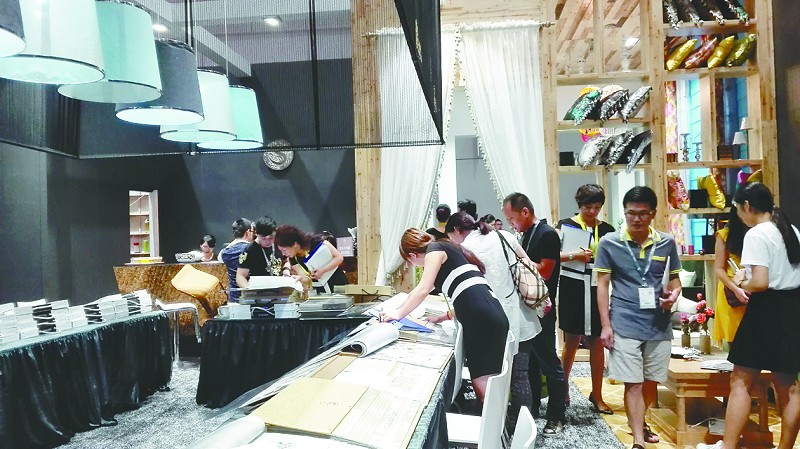 作為國內(nèi)領(lǐng)先的中高端生活用品市場專業(yè)展會——中國（上海）國際時尚家居用品展覽會（簡稱“上海時尚家居展”）今年邁入第十個年頭，將于9月20日～22日在上海新國際博覽中心舉行。上一屆展會參展商數(shù)量創(chuàng)歷史紀(jì)錄，共吸引來自14個國家和地區(qū)的379家參展企業(yè)參展。上海時尚家居展作為國內(nèi)家居及生活用品行業(yè)久富盛名的品牌盛會，來自國內(nèi)外的知名行業(yè)巨頭均紛紛確定本屆繼續(xù)參展。