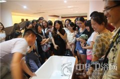 考察交流工業(yè)設(shè)計(jì) 師生赴浪鯨展廳進(jìn)行互動
