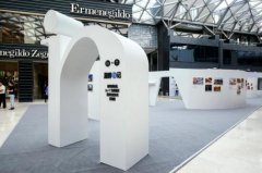 宋佳、吳秀波出席“湖畔in記”展覽開幕式